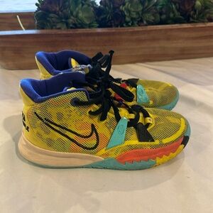 Nike Kyrie 7 1 World 1 People‎ Yellow Strike Basketball Shoes boys size 6.5 5.5Y